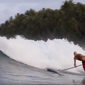 SUP Surfer sur les îles Telos avec Surefire Boards Australia